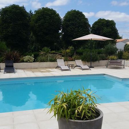 Le Clos Des Oiseaux Saintes Exteriör bild