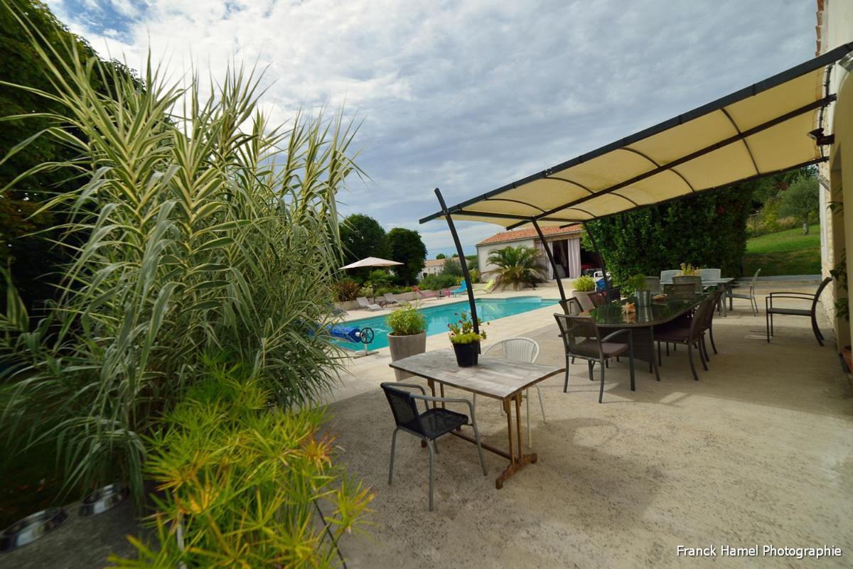 Le Clos Des Oiseaux Saintes Exteriör bild
