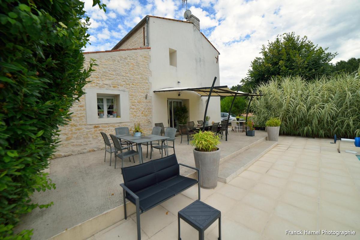 Le Clos Des Oiseaux Saintes Exteriör bild