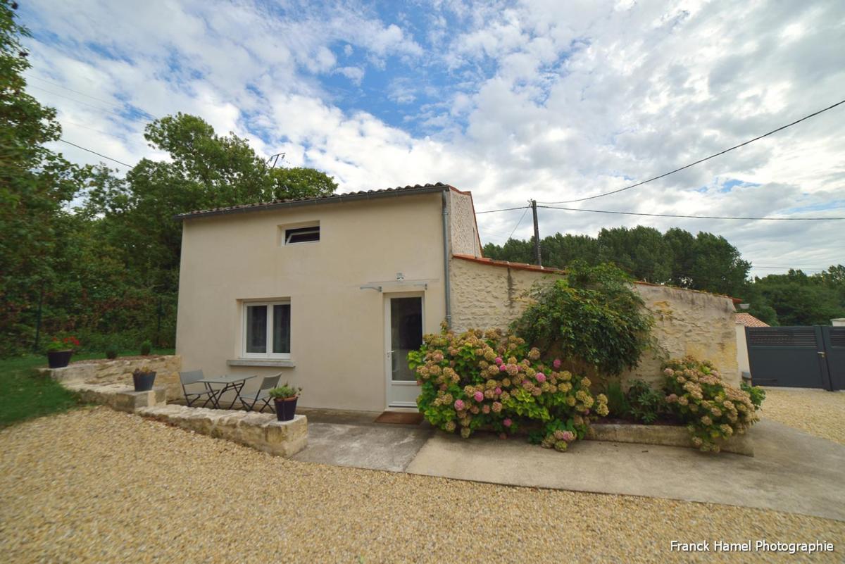 Le Clos Des Oiseaux Saintes Exteriör bild