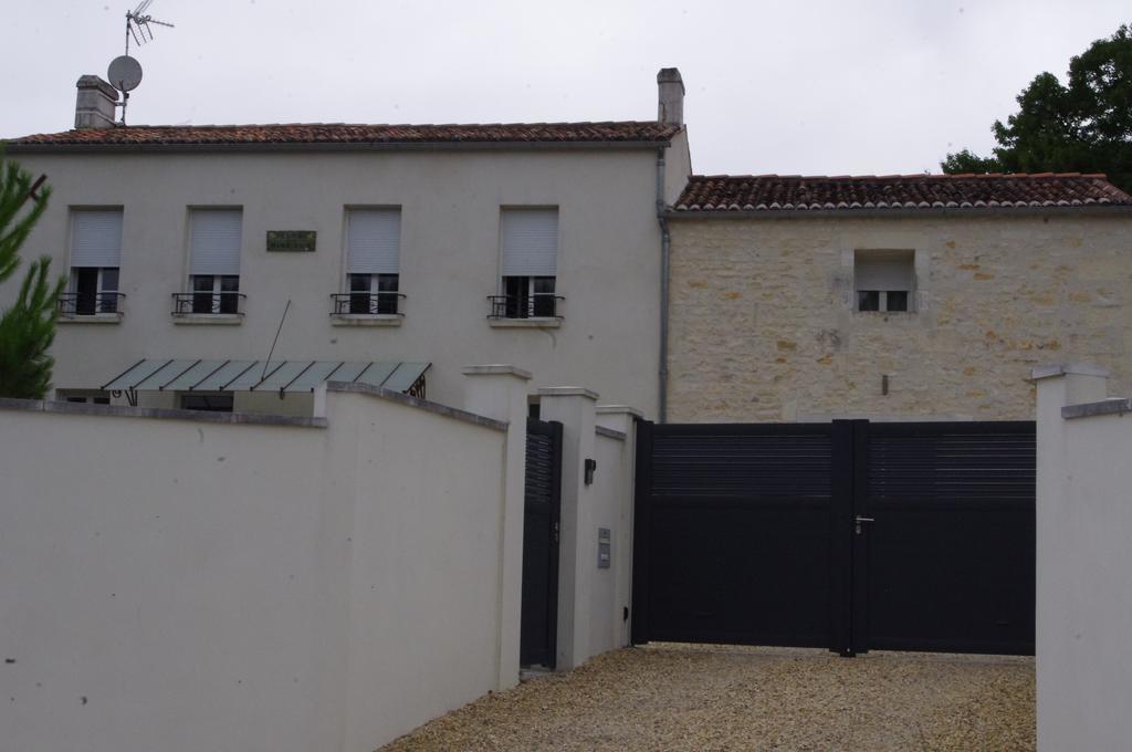 Le Clos Des Oiseaux Saintes Exteriör bild