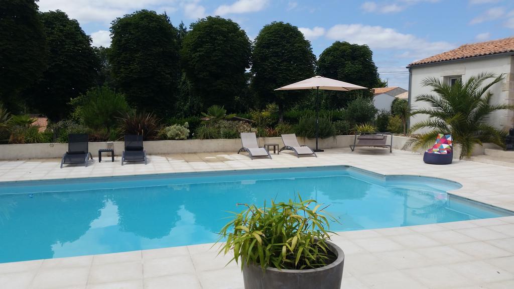 Le Clos Des Oiseaux Saintes Exteriör bild